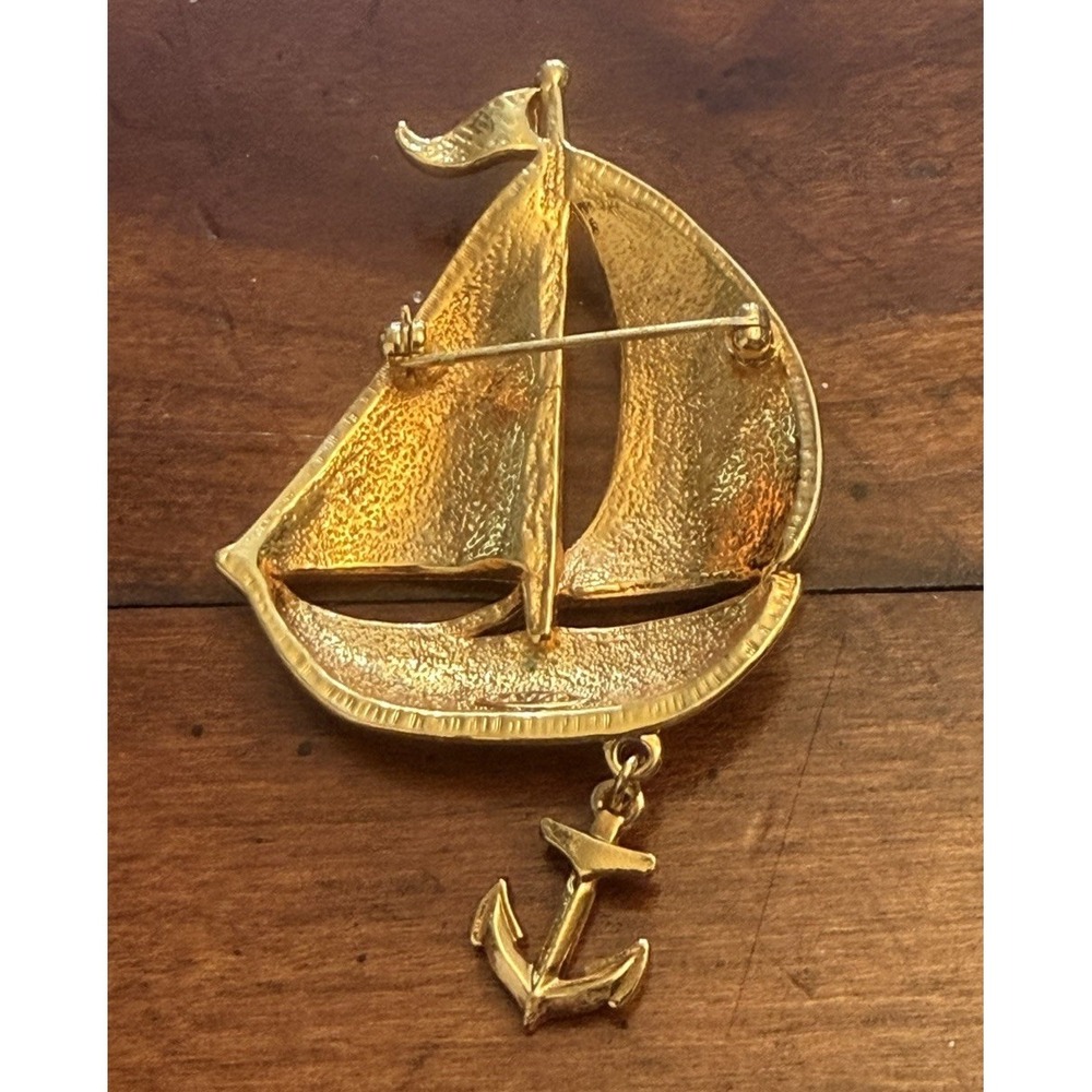 Vintage‎ Avon Signed Enamel Sailboat Brooch Pin Gold Tone Dangling Anchor Star - Picture 2 of 4